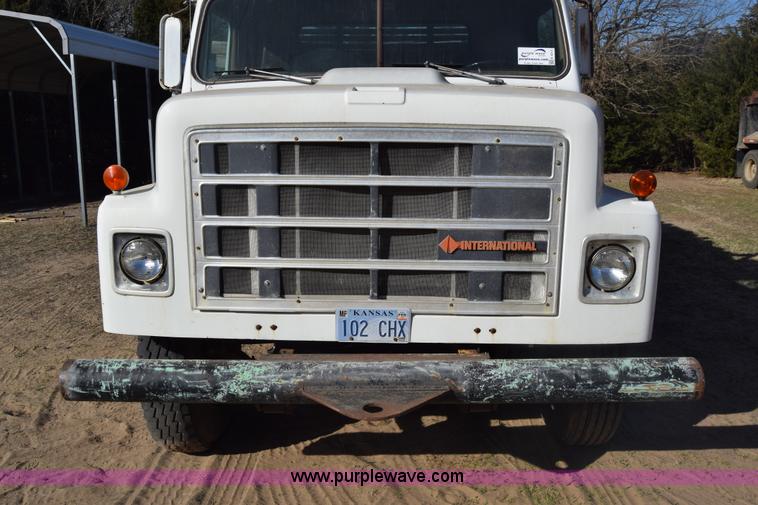 image for item K4313 1986 International 2275 flatbed truck