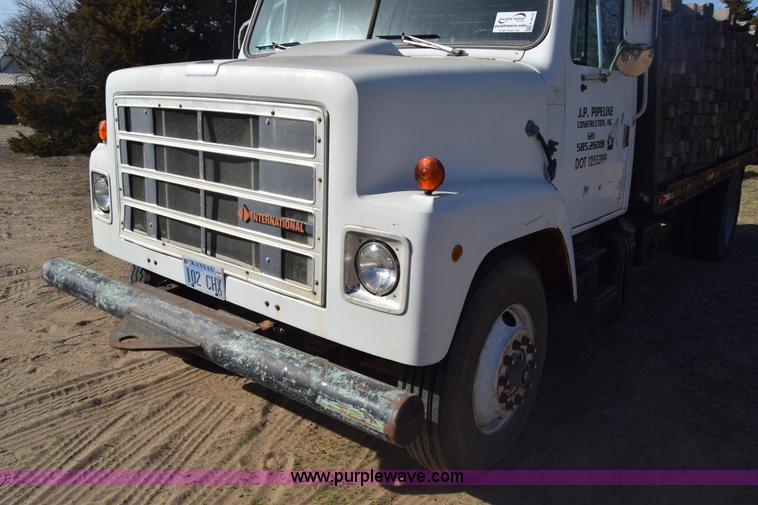 image for item K4313 1986 International 2275 flatbed truck
