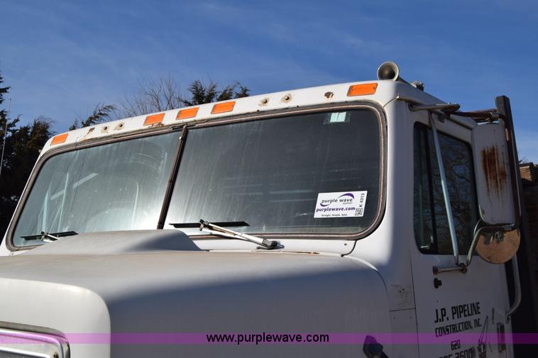 image for item K4313 1986 International 2275 flatbed truck