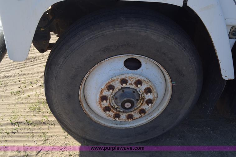 image for item K4313 1986 International 2275 flatbed truck