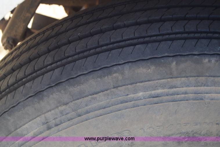 image for item K4313 1986 International 2275 flatbed truck