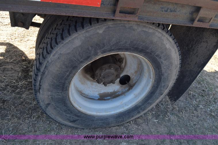 image for item K4313 1986 International 2275 flatbed truck