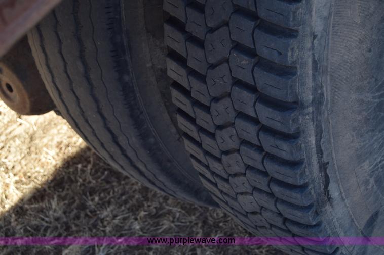 image for item K4313 1986 International 2275 flatbed truck