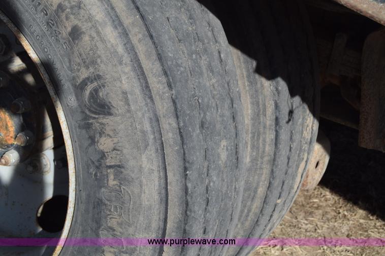 image for item K4313 1986 International 2275 flatbed truck