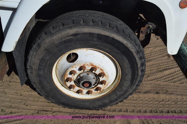 image for item K4313 1986 International 2275 flatbed truck