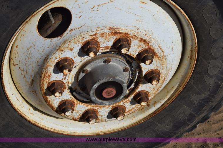 image for item K4313 1986 International 2275 flatbed truck