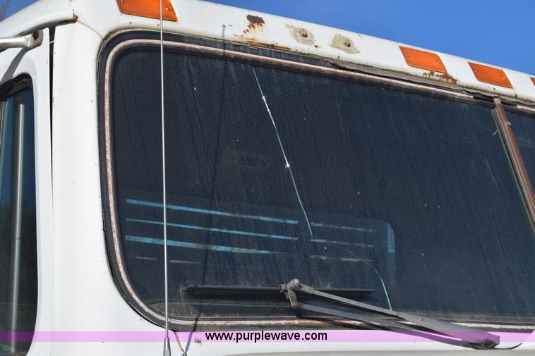 image for item K4313 1986 International 2275 flatbed truck