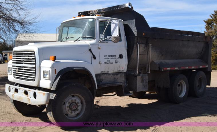 image for item K4314 1997 Ford LT9000 dump truck