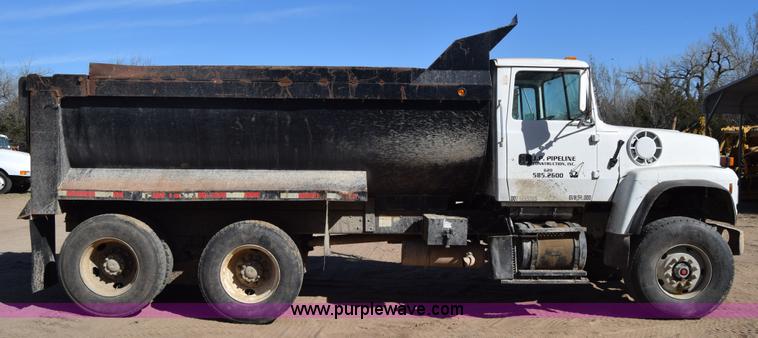 image for item K4314 1997 Ford LT9000 dump truck