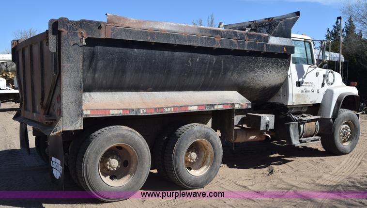 image for item K4314 1997 Ford LT9000 dump truck