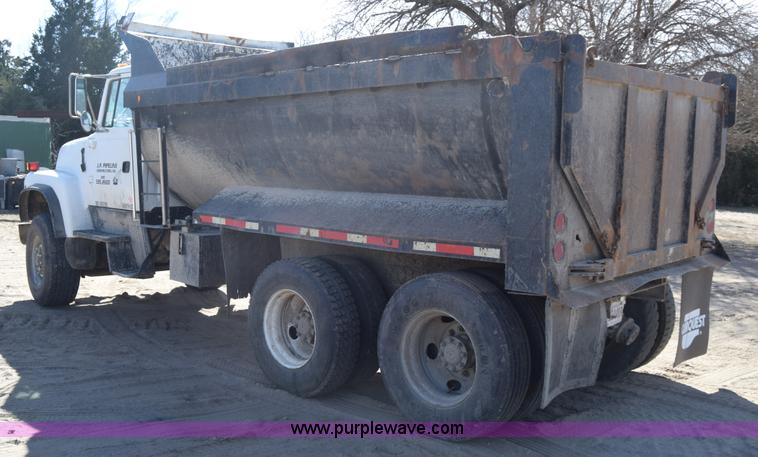 image for item K4314 1997 Ford LT9000 dump truck