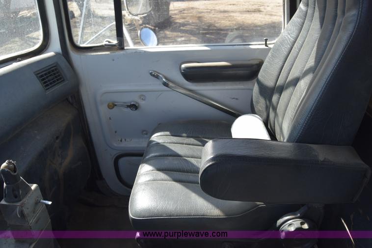 image for item K4314 1997 Ford LT9000 dump truck