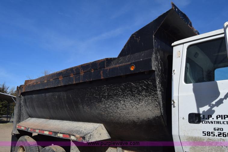 image for item K4314 1997 Ford LT9000 dump truck
