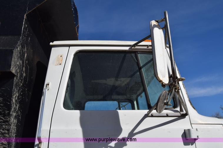 image for item K4314 1997 Ford LT9000 dump truck
