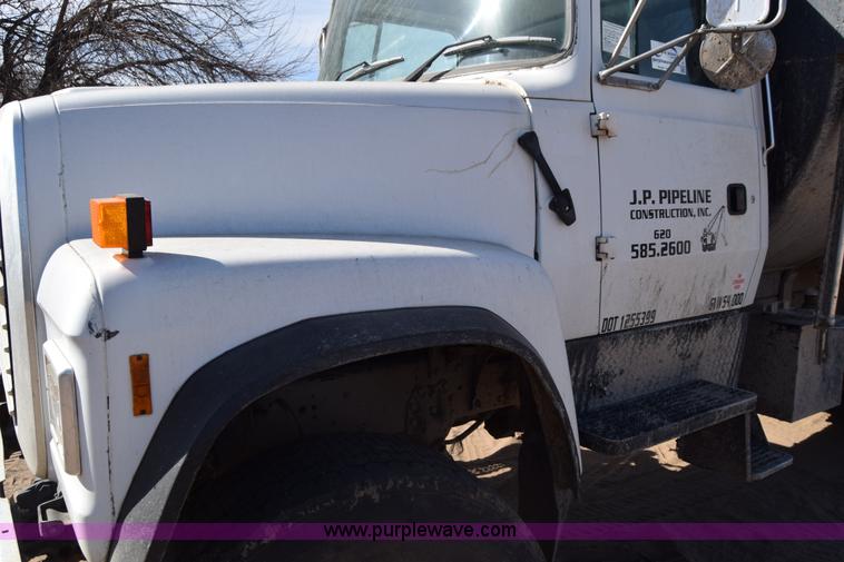 image for item K4314 1997 Ford LT9000 dump truck