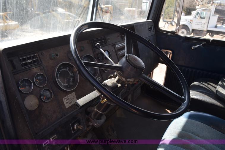 image for item K4316 1989 Kenworth semi truck