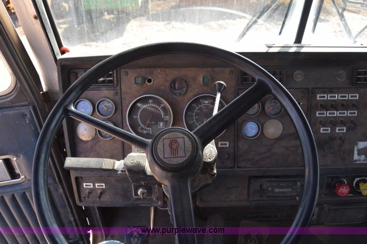 image for item K4316 1989 Kenworth semi truck