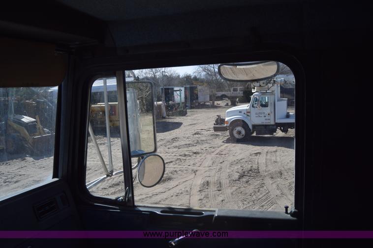 image for item K4316 1989 Kenworth semi truck