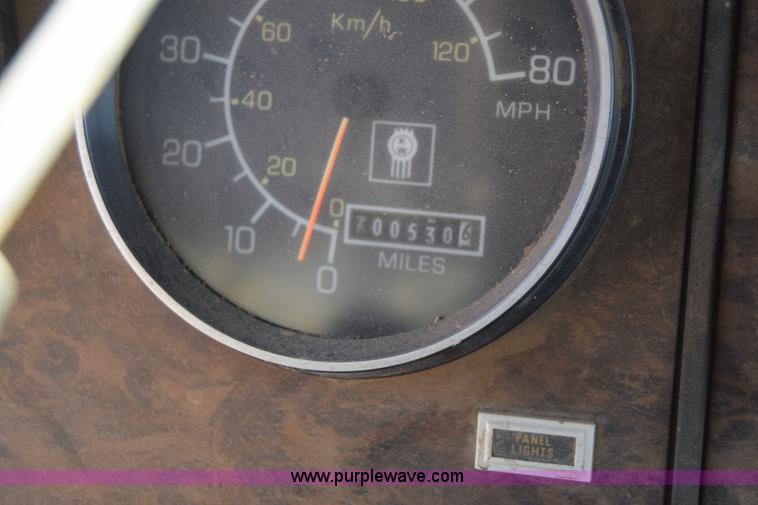 image for item K4316 1989 Kenworth semi truck