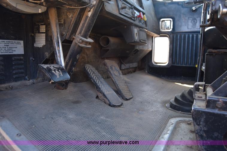 image for item K4316 1989 Kenworth semi truck