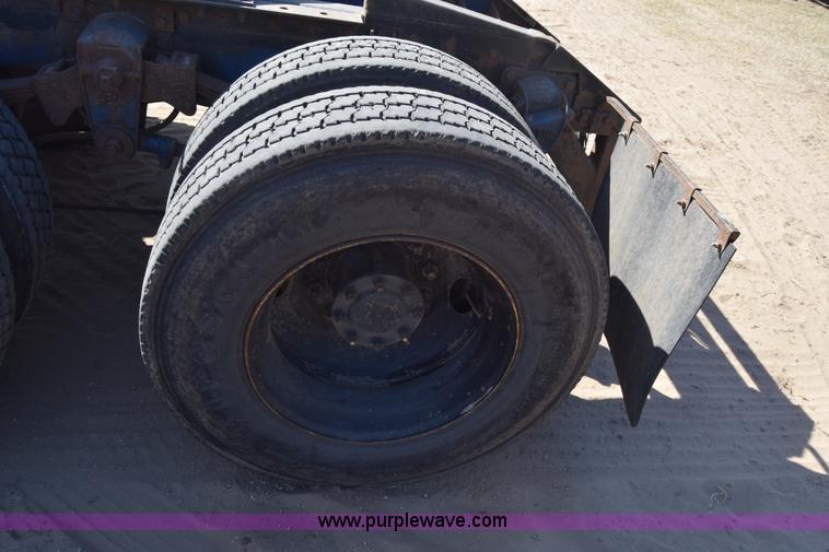 image for item K4316 1989 Kenworth semi truck