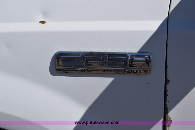 image for item K4317 2006 Ford F250 Super Duty Crew Cab pickup truck