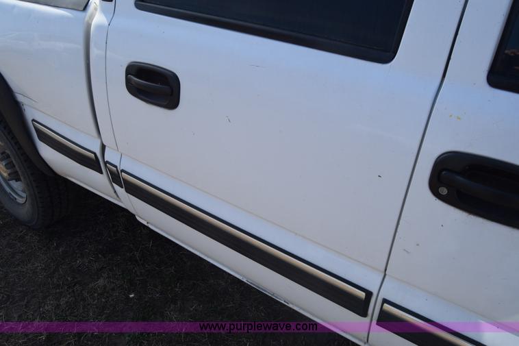 image for item K4321 2001 Chevrolet Silverado 2500 Crew Cab pickup truck