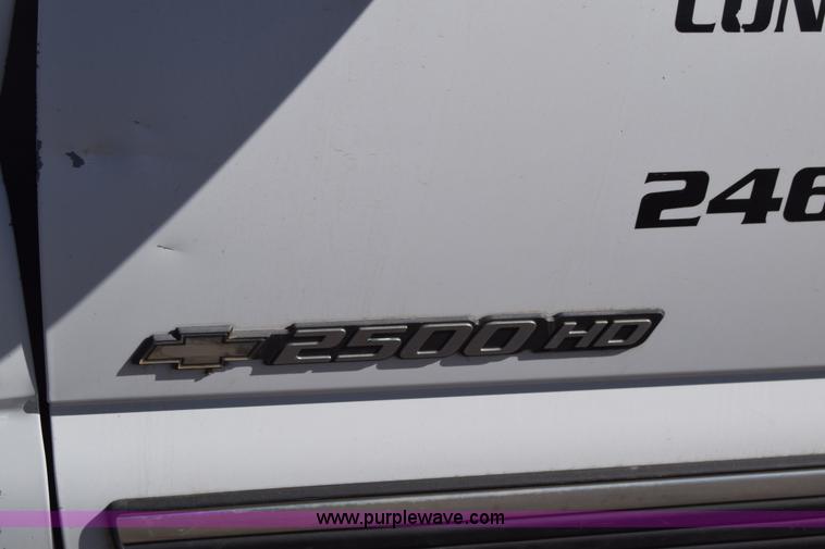 image for item K4321 2001 Chevrolet Silverado 2500 Crew Cab pickup truck