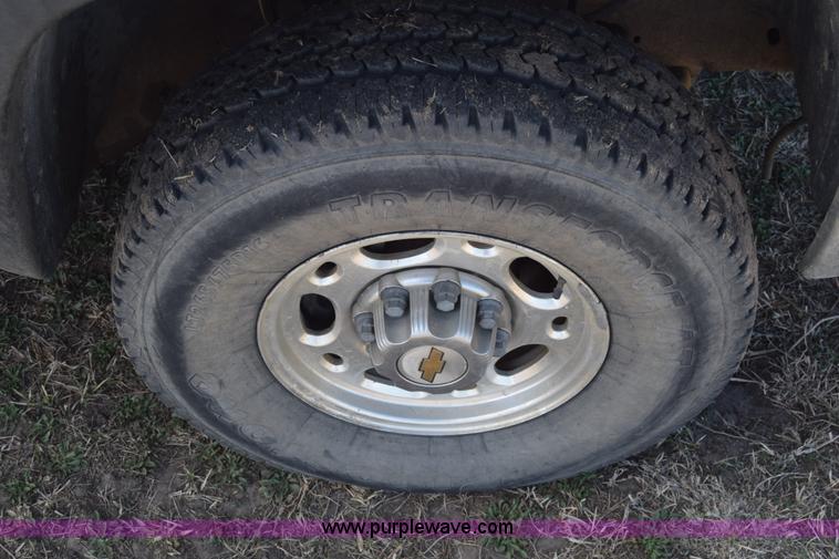 image for item K4321 2001 Chevrolet Silverado 2500 Crew Cab pickup truck