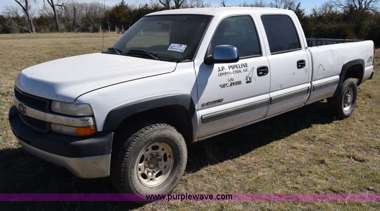 image for item K4322 2002 Chevrolet Silverado 2500 Crew Cab pickup truck