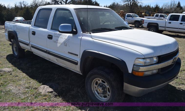 image for item K4322 2002 Chevrolet Silverado 2500 Crew Cab pickup truck