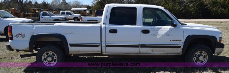 image for item K4322 2002 Chevrolet Silverado 2500 Crew Cab pickup truck