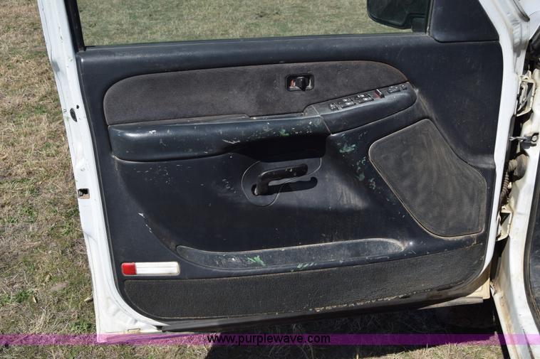 image for item K4322 2002 Chevrolet Silverado 2500 Crew Cab pickup truck