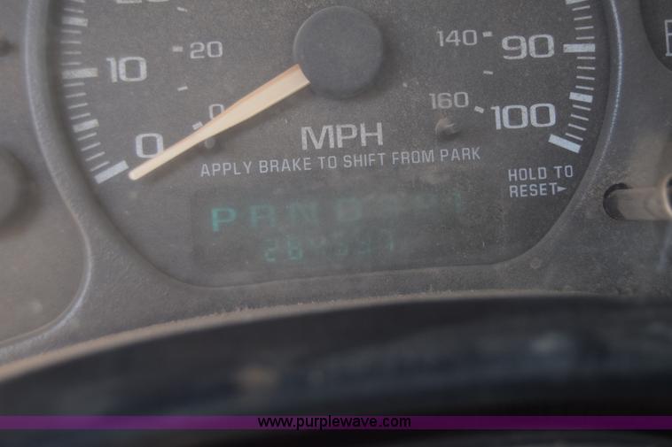 image for item K4322 2002 Chevrolet Silverado 2500 Crew Cab pickup truck