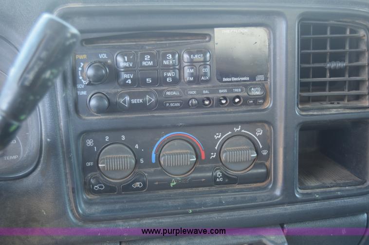 image for item K4322 2002 Chevrolet Silverado 2500 Crew Cab pickup truck