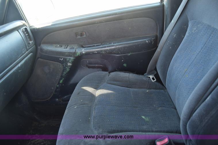 image for item K4322 2002 Chevrolet Silverado 2500 Crew Cab pickup truck