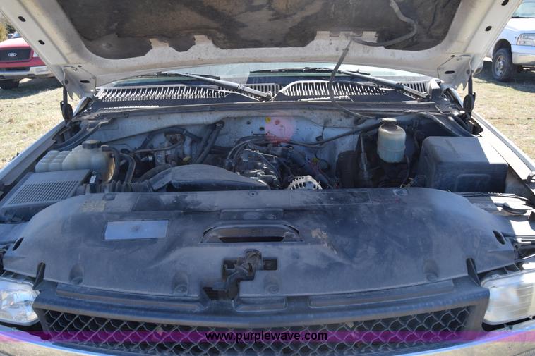 image for item K4322 2002 Chevrolet Silverado 2500 Crew Cab pickup truck