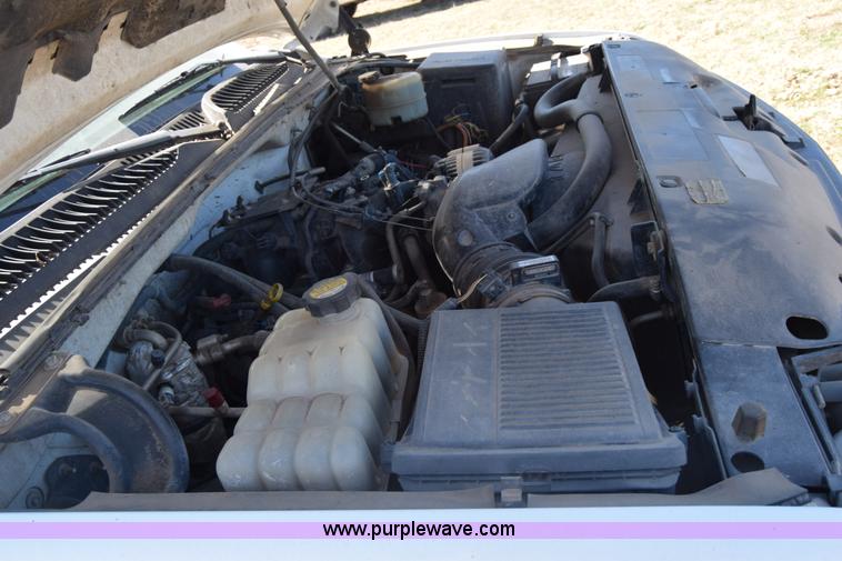 image for item K4322 2002 Chevrolet Silverado 2500 Crew Cab pickup truck