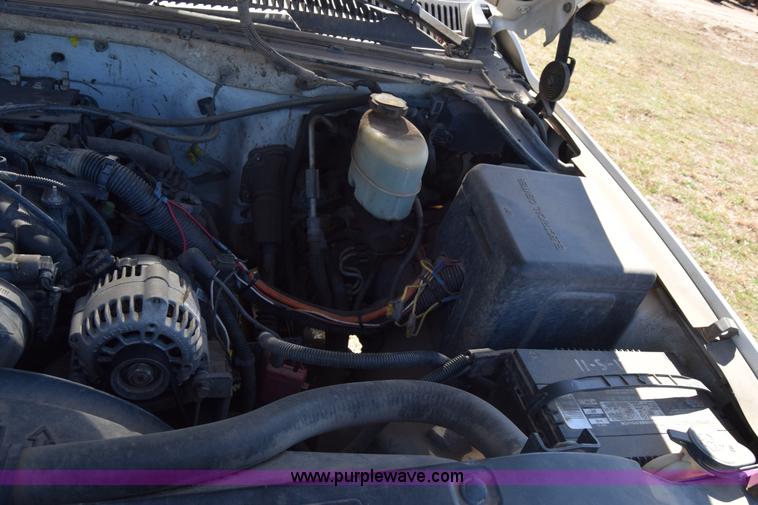 image for item K4322 2002 Chevrolet Silverado 2500 Crew Cab pickup truck