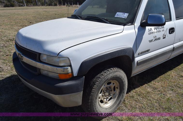 image for item K4322 2002 Chevrolet Silverado 2500 Crew Cab pickup truck