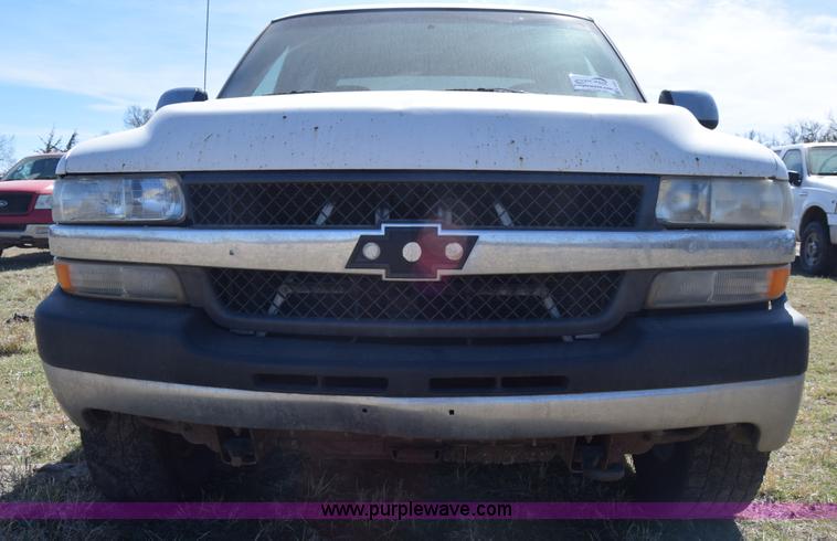 image for item K4322 2002 Chevrolet Silverado 2500 Crew Cab pickup truck