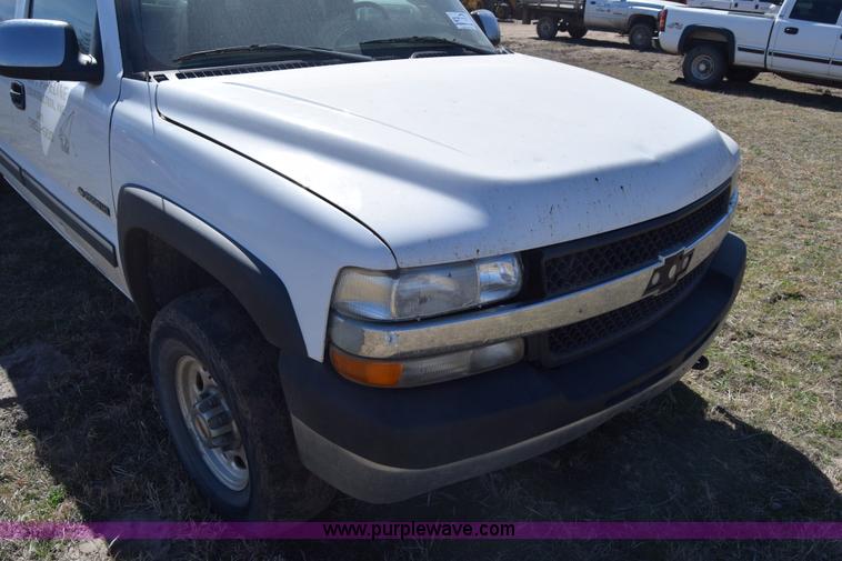 image for item K4322 2002 Chevrolet Silverado 2500 Crew Cab pickup truck