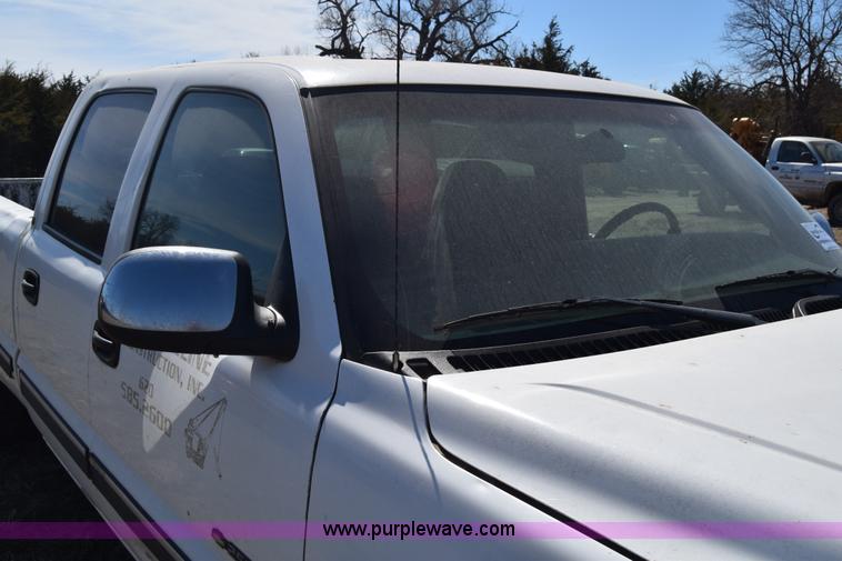 image for item K4322 2002 Chevrolet Silverado 2500 Crew Cab pickup truck
