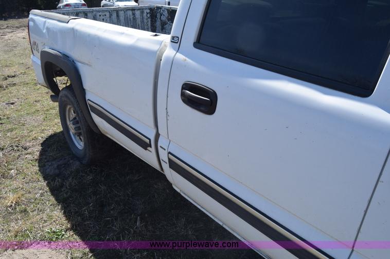 image for item K4322 2002 Chevrolet Silverado 2500 Crew Cab pickup truck