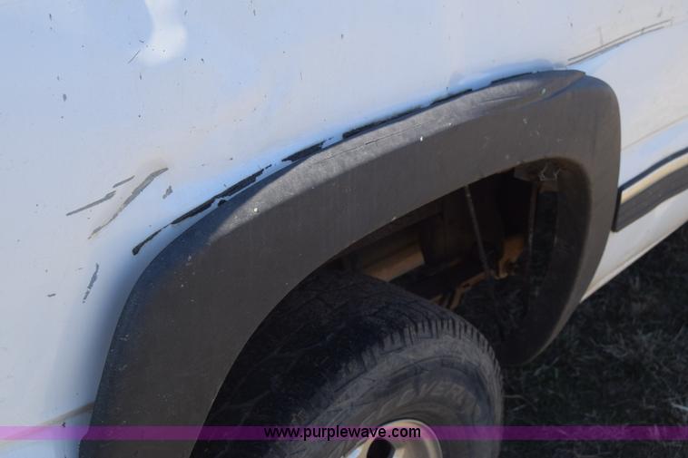 image for item K4322 2002 Chevrolet Silverado 2500 Crew Cab pickup truck