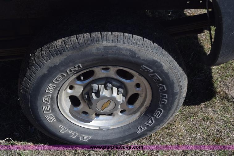 image for item K4322 2002 Chevrolet Silverado 2500 Crew Cab pickup truck