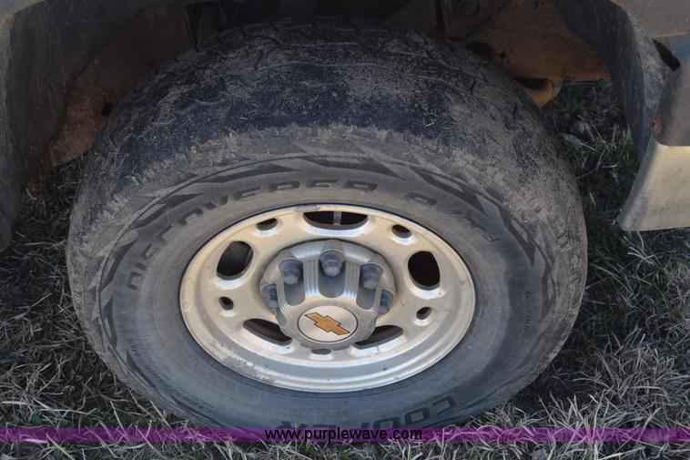 image for item K4322 2002 Chevrolet Silverado 2500 Crew Cab pickup truck