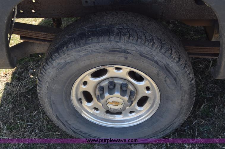 image for item K4322 2002 Chevrolet Silverado 2500 Crew Cab pickup truck