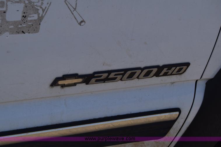 image for item K4322 2002 Chevrolet Silverado 2500 Crew Cab pickup truck