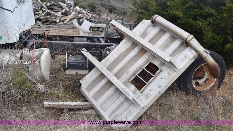 image for item K8591 1995 Freightliner FLD semi truck